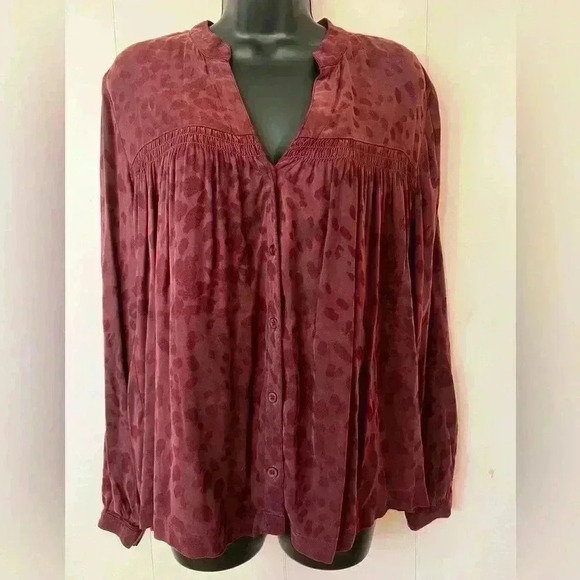 Cloth & Stone Women's Sz M Long Sleeve V Button Neck Maroon Leopard Blouse - Picture 1 of 4